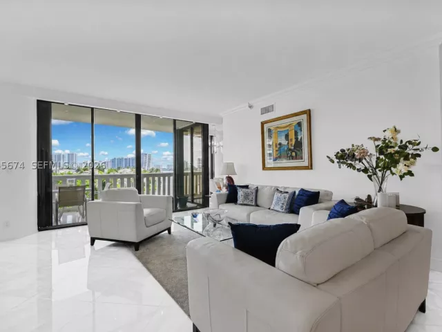 2-bedroom condo for sale in Aventura - 3000 Island Blvd 505 - MondialRealty