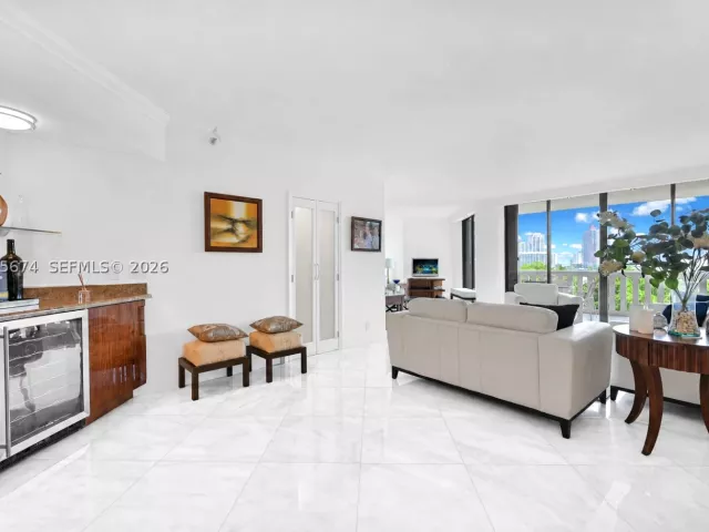 2-bedroom condo for sale in Aventura - 3000 Island Blvd 505 - MondialRealty
