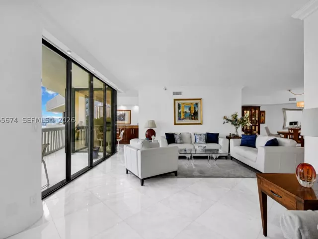 2-bedroom condo for sale in Aventura - 3000 Island Blvd 505 - MondialRealty