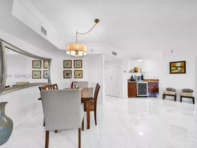 2-bedroom condo for sale in Aventura - 3000 Island Blvd 505 - MondialRealty