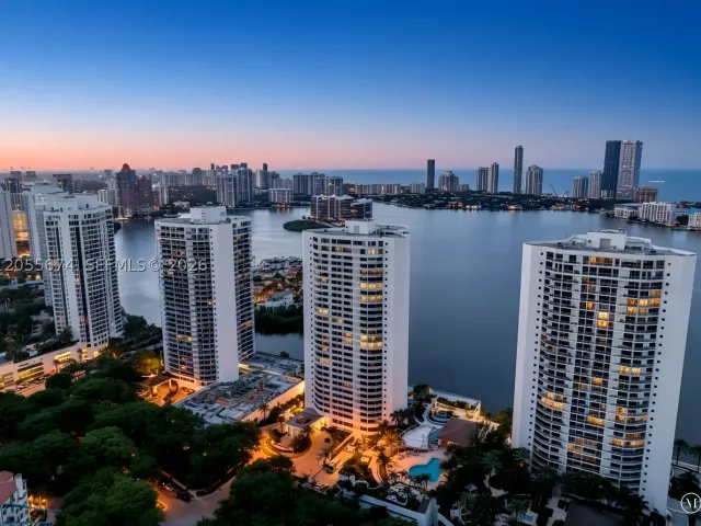 2-bedroom condo for sale in Aventura - 3000 Island Blvd 505 - MondialRealty