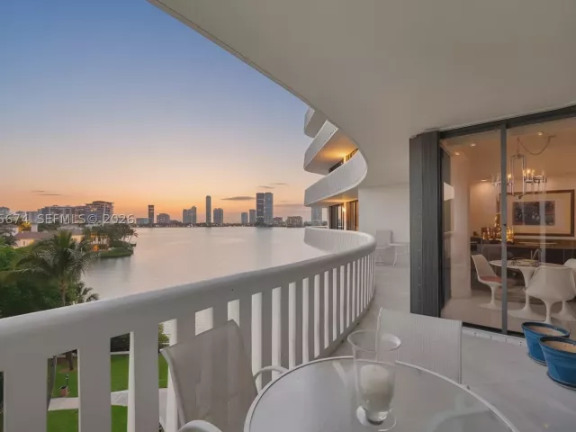 2-bedroom condo for sale in Aventura - 3000 Island Blvd 505 - MondialRealty