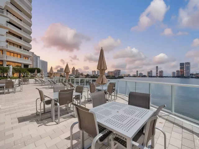 2-bedroom condo for sale in Aventura - 3000 Island Blvd 505 - MondialRealty
