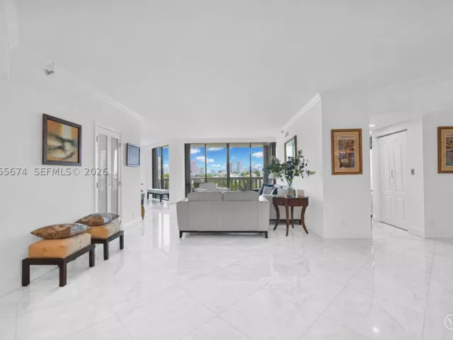 2-bedroom condo for sale in Aventura - 3000 Island Blvd 505 - MondialRealty