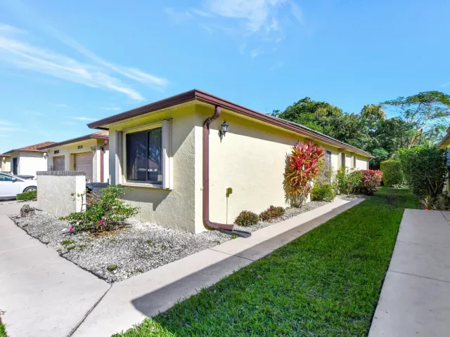 3-bedroom home for sale in Boca Raton - 20936 Concord Green Drive E - MondialRealty