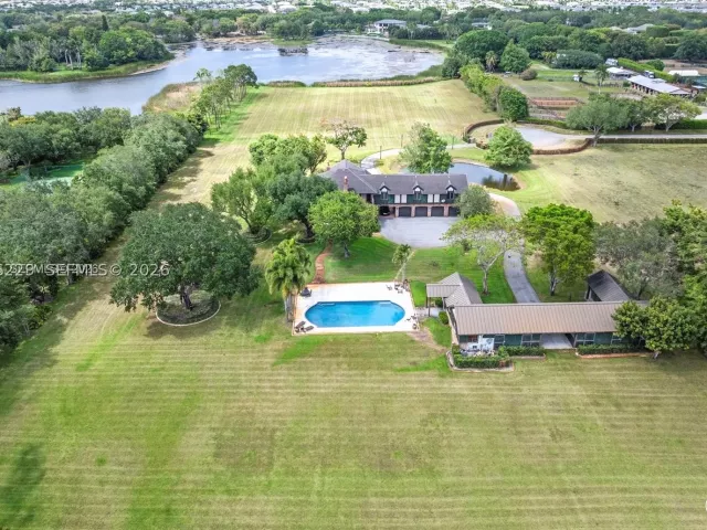 5-bedroom home for sale in Boca Raton - 8705 Surrey Ln - MondialRealty