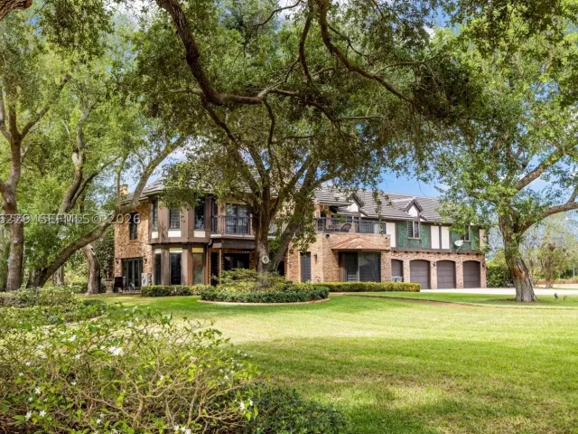 5-bedroom home for sale in Boca Raton - 8705 Surrey Ln - MondialRealty