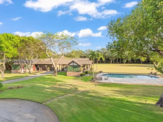 5-bedroom home for sale in Boca Raton - 8705 Surrey Ln - MondialRealty