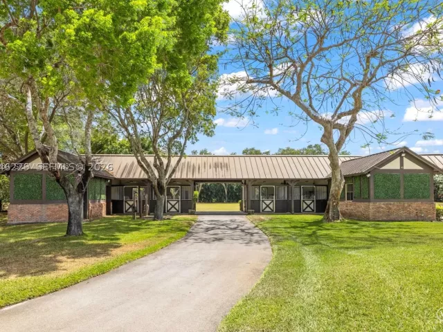 5-bedroom home for sale in Boca Raton - 8705 Surrey Ln - MondialRealty