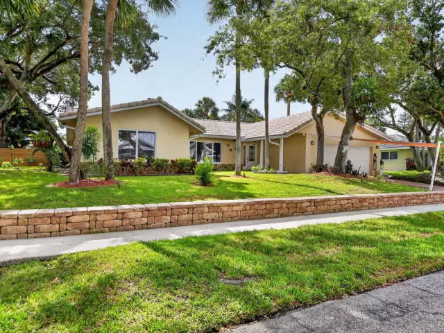 4-bedroom home for sale in Boca Raton - 32 SW 14TH Avenue - MondialRealty