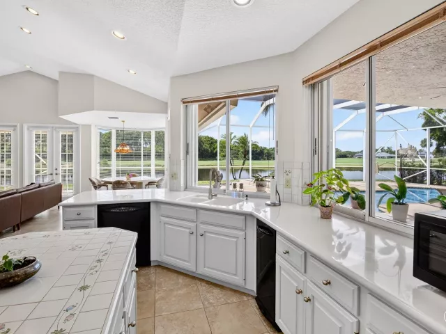4-bedroom home for sale in Boca Raton - 10192 Shireoaks Lane - MondialRealty