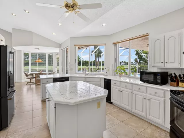 4-bedroom home for sale in Boca Raton - 10192 Shireoaks Lane - MondialRealty