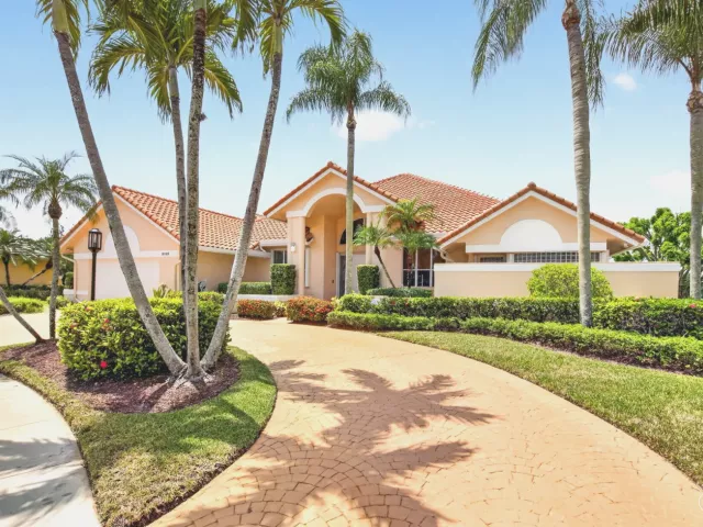 4-bedroom home for sale in Boca Raton - 10192 Shireoaks Lane - MondialRealty