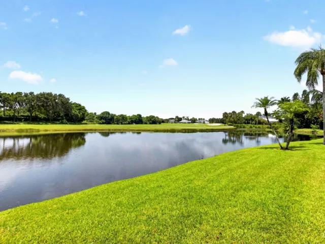 4-bedroom home for sale in Boca Raton - 10192 Shireoaks Lane - MondialRealty