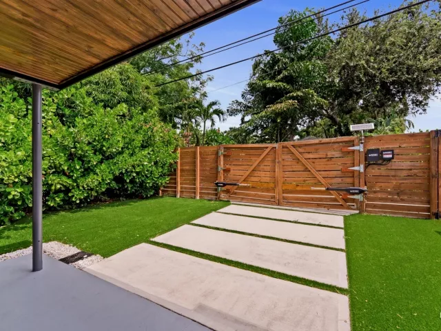 4-bedroom home for sale in West Palm Beach - 509 38th Street - MondialRealty