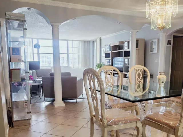 2-bedroom condo for sale in Hollywood - 3725 S Ocean Drive 727 - MondialRealty