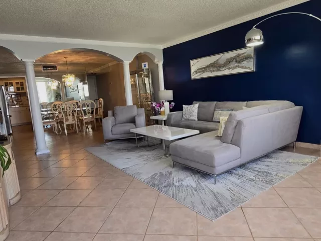 2-bedroom condo for sale in Hollywood - 3725 S Ocean Drive 727 - MondialRealty