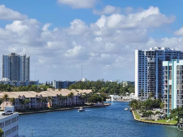 2-bedroom condo for sale in Hollywood - 3725 S Ocean Drive 727 - MondialRealty