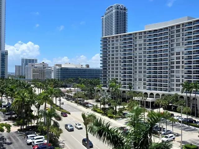 2-bedroom condo for sale in Hollywood - 3725 S Ocean Drive 727 - MondialRealty
