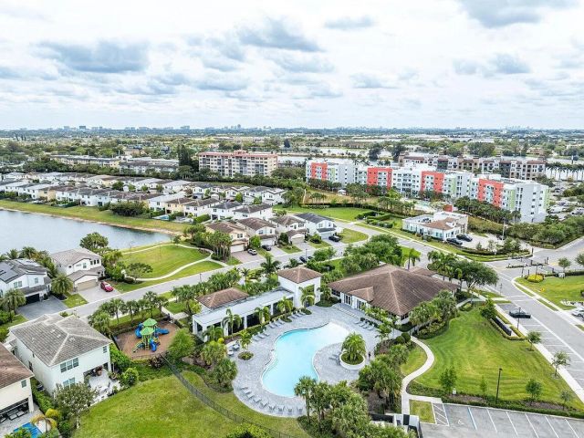 4-bedroom home for sale in Deerfield Beach - 4329 Marina Way - MondialRealty