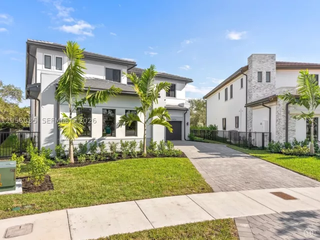 5-bedroom home for sale in Miami - 19701 NE 16 PL - MondialRealty