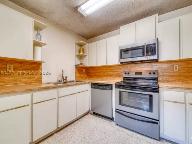 4-bedroom home for sale in Miami - 6335 SW 31st St - MondialRealty