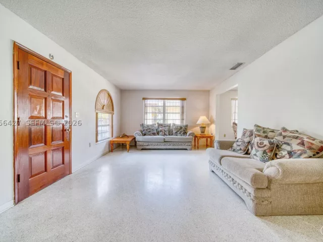 4-bedroom home for sale in Miami - 6335 SW 31st St - MondialRealty