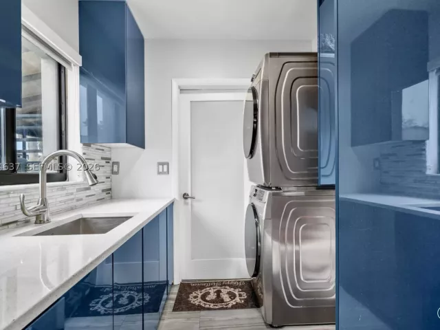 5-bedroom home for rent in Fort Lauderdale - 2886 NE 25th St - MondialRealty