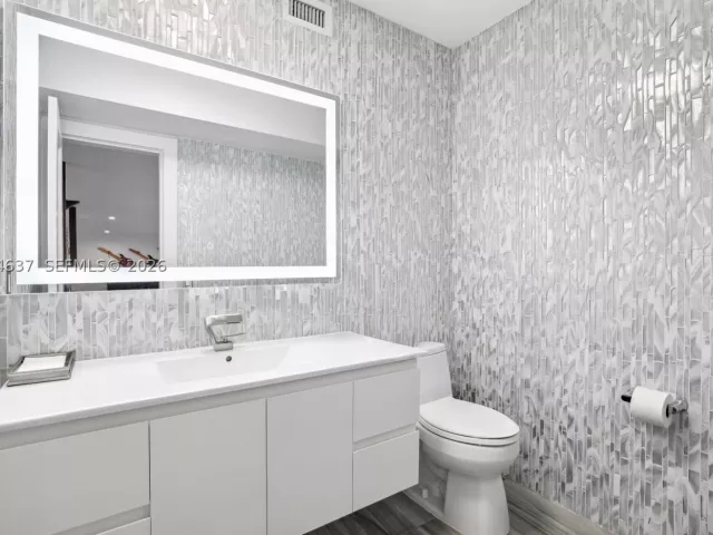 5-bedroom home for rent in Fort Lauderdale - 2886 NE 25th St - MondialRealty