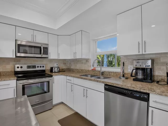 3-bedroom home for rent in Boca Raton - 700 NE 70th Street - MondialRealty
