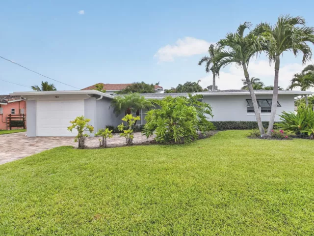 3-bedroom home for rent in Boca Raton - 700 NE 70th Street - MondialRealty