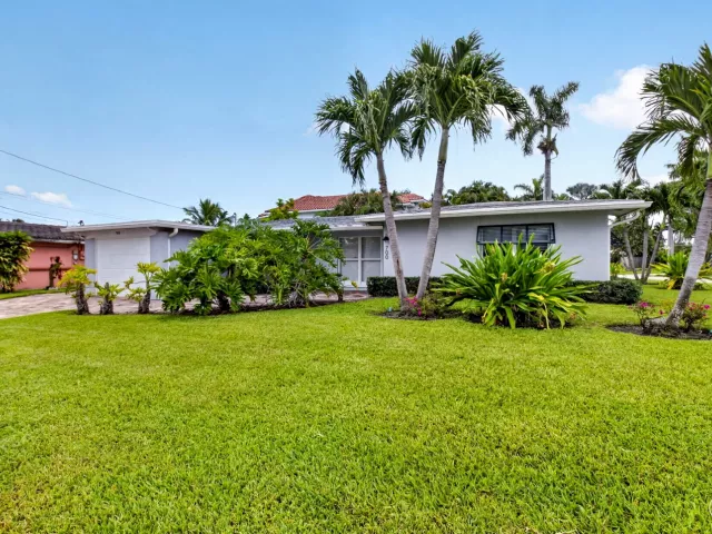 3-bedroom home for rent in Boca Raton - 700 NE 70th Street - MondialRealty