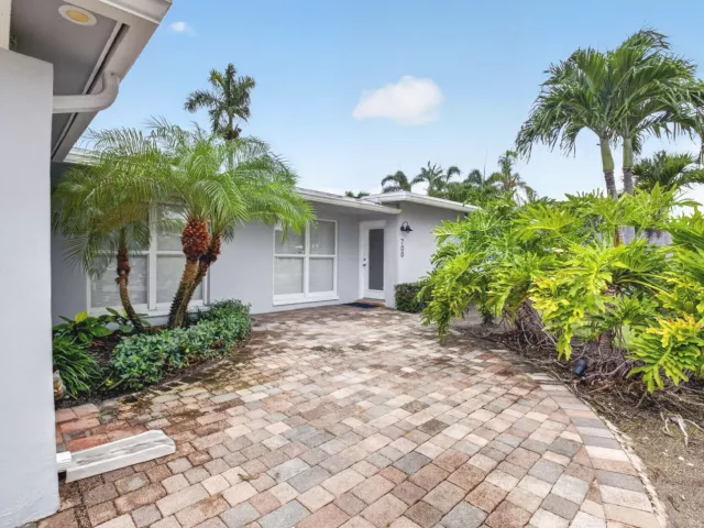 3-bedroom home for rent in Boca Raton - 700 NE 70th Street - MondialRealty