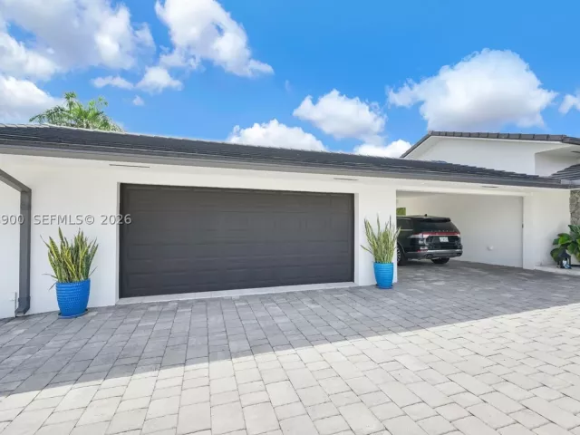4-bedroom home for sale in Miami - 13800 SW 38th St - MondialRealty
