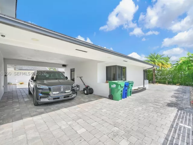 4-bedroom home for sale in Miami - 13800 SW 38th St - MondialRealty