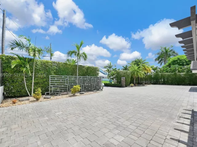 4-bedroom home for sale in Miami - 13800 SW 38th St - MondialRealty