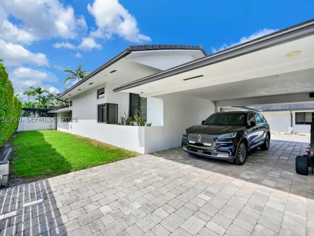 4-bedroom home for sale in Miami - 13800 SW 38th St - MondialRealty