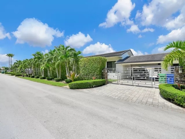 4-bedroom home for sale in Miami - 13800 SW 38th St - MondialRealty