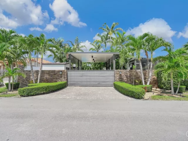 4-bedroom home for sale in Miami - 13800 SW 38th St - MondialRealty