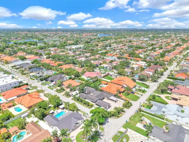 4-bedroom home for sale in Miami - 13800 SW 38th St - MondialRealty
