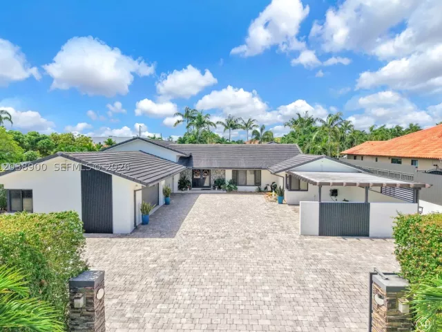 4-bedroom home for sale in Miami - 13800 SW 38th St - MondialRealty