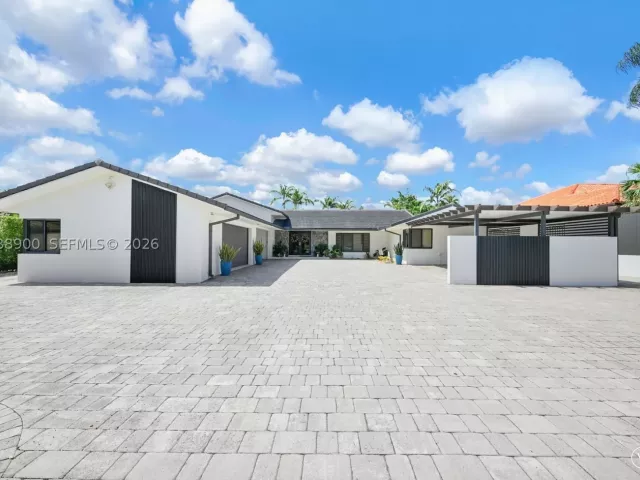 4-bedroom home for sale in Miami - 13800 SW 38th St - MondialRealty