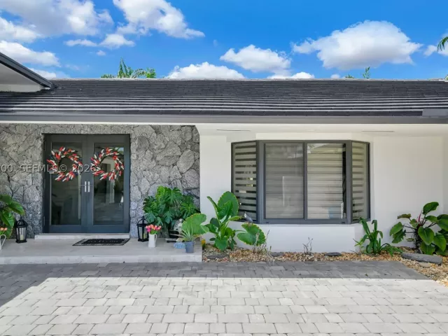 4-bedroom home for sale in Miami - 13800 SW 38th St - MondialRealty