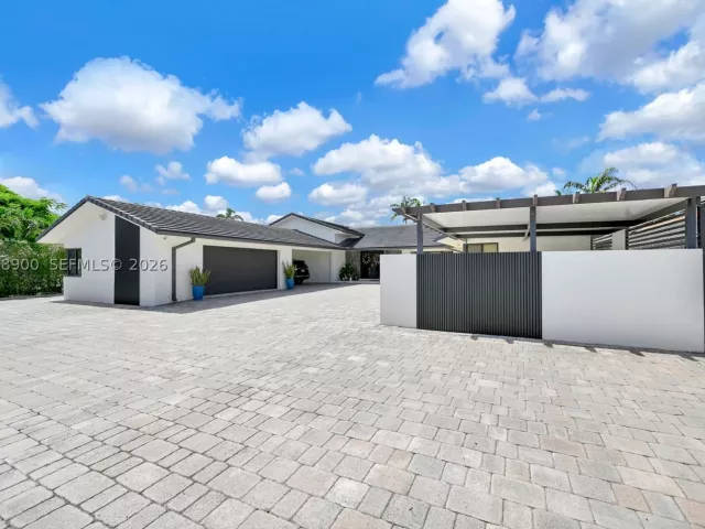 4-bedroom home for sale in Miami - 13800 SW 38th St - MondialRealty