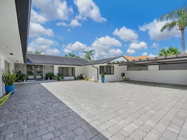 4-bedroom home for sale in Miami - 13800 SW 38th St - MondialRealty