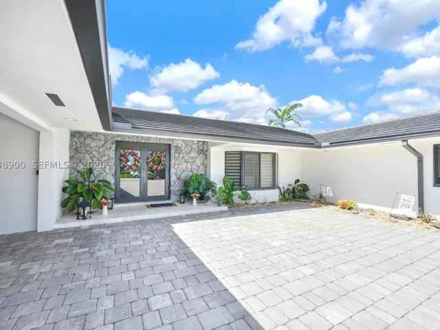 4-bedroom home for sale in Miami - 13800 SW 38th St - MondialRealty