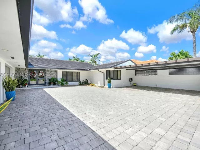 4-bedroom home for sale in Miami - 13800 SW 38th St - MondialRealty