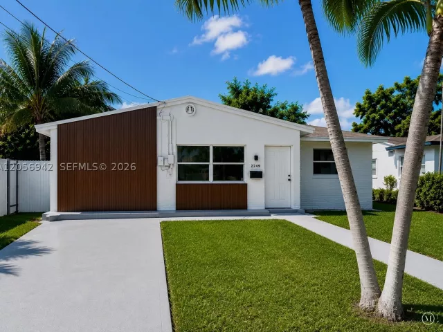 3-bedroom home for sale in Hollywood - 2249 Johnson St - MondialRealty