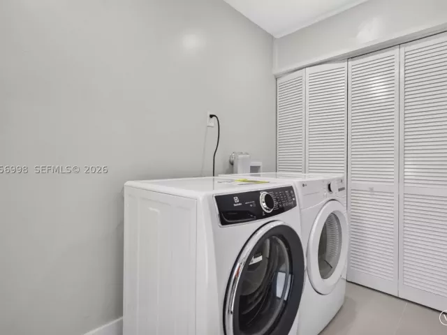 5-bedroom home for sale in Miami - 2216 SW 62nd Ave - MondialRealty