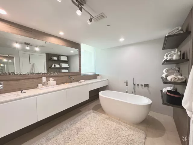 3-bedroom condo for rent in Miami - 1331 Brickell Bay Dr BL-48 - MondialRealty